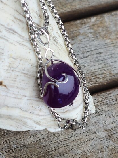 Kurze Halskette mit Amethyst Trommenstein Anhänger eingefasst in einer 925 Sterling Silber Fassung Gliederkette aus Metall Steinschmuck Steinkette Halskette mit Anhänger