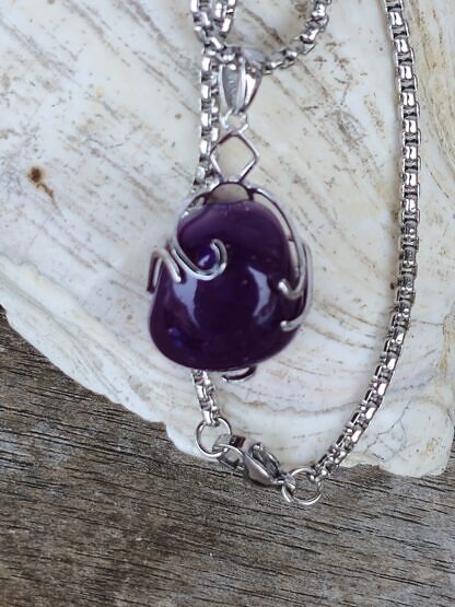 Kurze Halskette mit Amethyst Trommenstein Anhänger eingefasst in einer 925 Sterling Silber Fassung Gliederkette aus Metall Steinschmuck Steinkette Halskette mit Anhänger