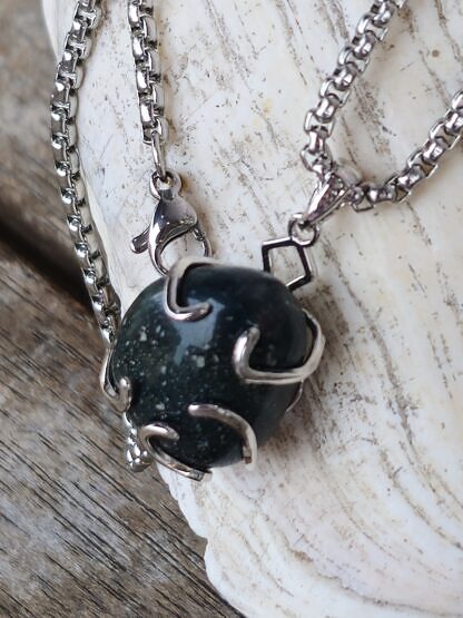 Kurze Halskette mit Aventurinquarz Trommenstein Anhänger eingefasst in einer Zinkfassung Anhängeröse 925 Sterling Silber Gliederkette aus Metall Steinschmuck Steinkette Halskette mit Anhänger