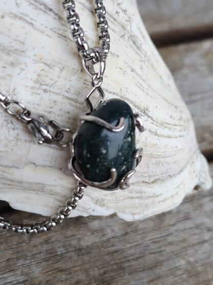 Kurze Halskette mit Aventurinquarz Trommenstein Anhänger eingefasst in einer Zinkfassung Anhängeröse 925 Sterling Silber Gliederkette aus Metall Steinschmuck Steinkette Halskette mit Anhänger