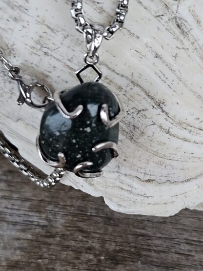 Kurze Halskette mit Aventurinquarz Trommenstein Anhänger eingefasst in einer Zinkfassung Anhängeröse 925 Sterling Silber Gliederkette aus Metall Steinschmuck Steinkette Halskette mit Anhänger