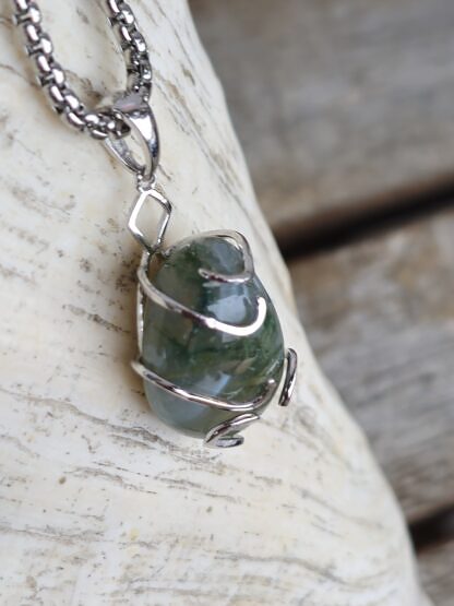 Kurze Halskette mit grün-weissem Moosachat Trommenstein Anhänger eingefasst in einer 925 Sterling Silber Fassung Gliederkette aus Metall Steinschmuck Steinkette Halskette mit Anhänger