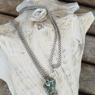 Kurze Halskette mit grün-weissem Moosachat Trommenstein Anhänger eingefasst in einer 925 Sterling Silber Fassung Gliederkette aus Metall Steinschmuck Steinkette Halskette mit Anhänger