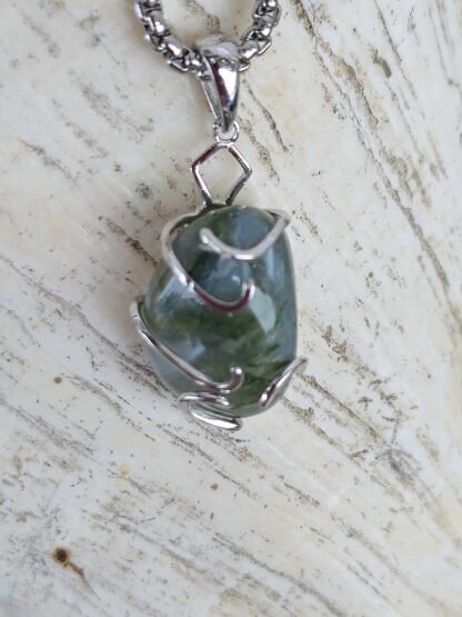Kurze Halskette mit grün-weissem Moosachat Trommenstein Anhänger eingefasst in einer 925 Sterling Silber Fassung Gliederkette aus Metall Steinschmuck Steinkette Halskette mit Anhänger