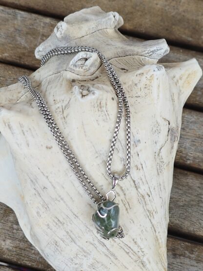 Kurze Halskette mit grün-weissem Moosachat Trommenstein Anhänger eingefasst in einer 925 Sterling Silber Fassung Gliederkette aus Metall Steinschmuck Steinkette Halskette mit Anhänger