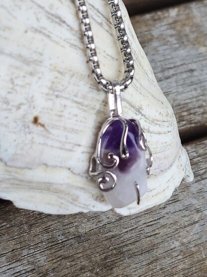 Kurze Halskette mit weiss-violetten Amethyst Trommenstein Anhänger eingefasst in einer 925 Sterling Silber Fassung Gliederkette aus Metall Steinschmuck Steinkette Halskette mit Anhänger