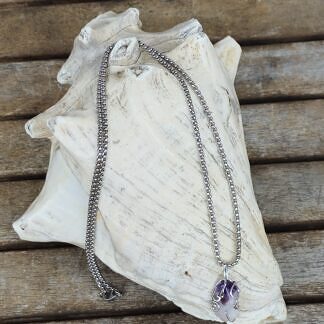 Kurze Halskette mit weiss-violetten Amethyst Trommenstein Anhänger eingefasst in einer 925 Sterling Silber Fassung Gliederkette aus Metall Steinschmuck Steinkette Halskette mit Anhänger