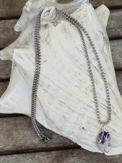 Kurze Halskette mit weiss-violetten Amethyst Trommenstein Anhänger eingefasst in einer 925 Sterling Silber Fassung Gliederkette aus Metall Steinschmuck Steinkette Halskette mit Anhänger