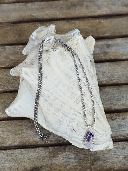 Kurze Halskette mit weiss-violetten Amethyst Trommenstein Anhänger eingefasst in einer 925 Sterling Silber Fassung Gliederkette aus Metall Steinschmuck Steinkette Halskette mit Anhänger