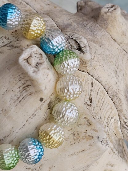 Kinder Armband Mädchen Armkette mit weiss-blau-gelb-grünen Beeren Acrylperlen blauweiss gestreifter Acrylperle auf Elast aufgezogen