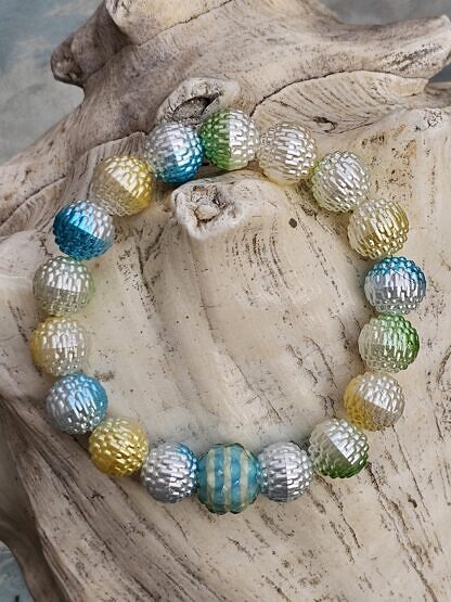 Kinder Armband Mädchen Armkette mit weiss-blau-gelb-grünen Beeren Acrylperlen blauweiss gestreifter Acrylperle auf Elast aufgezogen