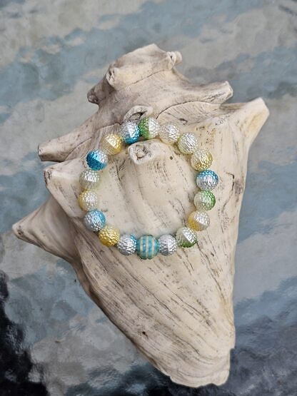 Kinder Armband Mädchen Armkette mit weiss-blau-gelb-grünen Beeren Acrylperlen blauweiss gestreifter Acrylperle auf Elast aufgezogen