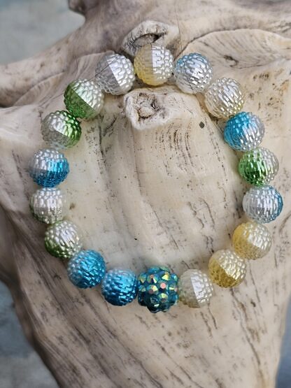 Kinder Armband Mädchen Armkette mit weiss-blau-gelb-grünen Beeren Acrylperlen türkis Glitzerperle auf Elast aufgezogen