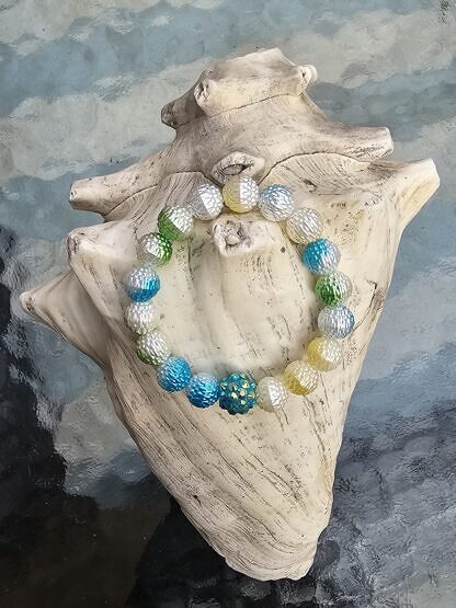Kinder Armband Mädchen Armkette mit weiss-blau-gelb-grünen Beeren Acrylperlen türkis Glitzerperle auf Elast aufgezogen
