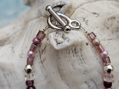Kinder Armkette Mädchen Armband mit rosa altrosa dunkelbraunen und silbernen Glas- und Acrylperlen weissen Glanzperlen rosa und lila Mykuki Glasperlen Knebelverschluss aus Edelstahl