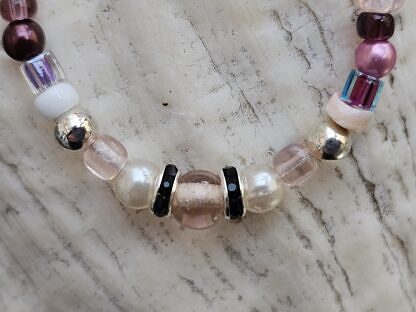 Kinder Armkette Mädchen Armband mit rosa altrosa dunkelbraunen und silbernen Glas- und Acrylperlen weissen Glanzperlen rosa und lila Mykuki Glasperlen Knebelverschluss aus Edelstahl