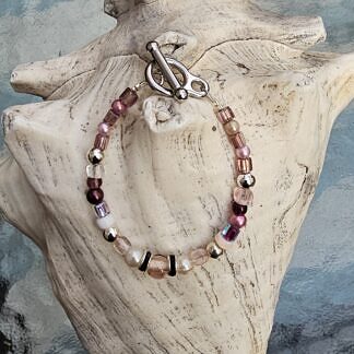 Kinder Armkette Mädchen Armband mit rosa altrosa dunkelbraunen und silbernen Glas- und Acrylperlen weissen Glanzperlen rosa und lila Mykuki Glasperlen Knebelverschluss aus Edelstahl