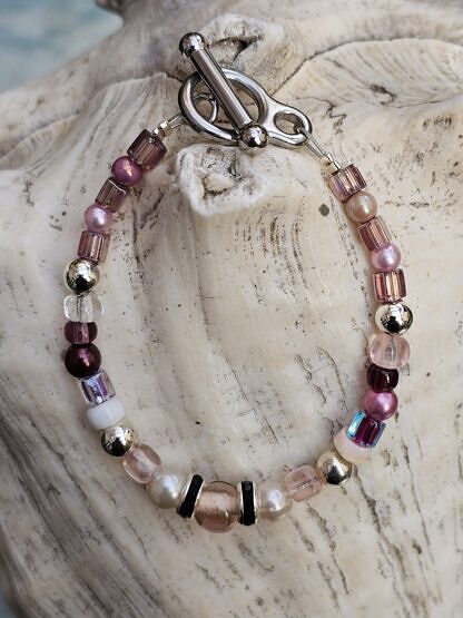 Kinder Armkette Mädchen Armband mit rosa altrosa dunkelbraunen und silbernen Glas- und Acrylperlen weissen Glanzperlen rosa und lila Mykuki Glasperlen Knebelverschluss aus Edelstahl