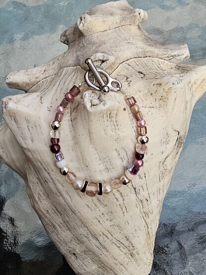 Kinder Armkette Mädchen Armband mit rosa altrosa dunkelbraunen und silbernen Glas- und Acrylperlen weissen Glanzperlen rosa und lila Mykuki Glasperlen Knebelverschluss aus Edelstahl