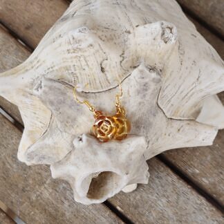 Kinder Ohrringe Ohrhänger Ohrschmuck mit hellbraunen Blumenanhänger mit goldfarbenem Motiv Ohrhaken aus 14 Karat Gold