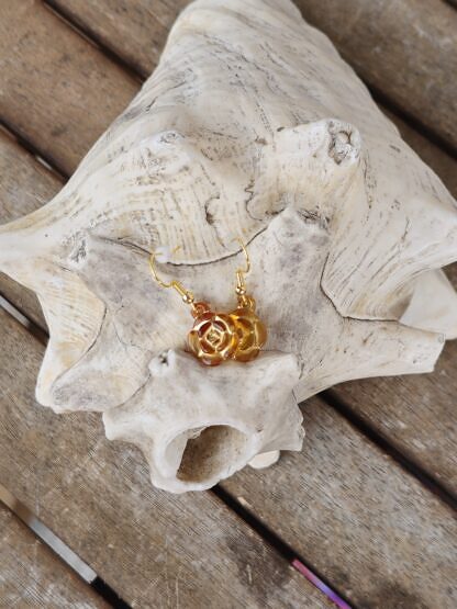 Kinder Ohrringe Ohrhänger Ohrschmuck mit hellbraunen Blumenanhänger mit goldfarbenem Motiv Ohrhaken aus 14 Karat Gold