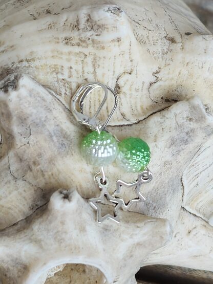 Kinder Ohrringe Ohrhänger Ohrschmuck mit weiss-hellgrünen Berry Acrylperlen silbernen Metall Sternenanhänger Brisuren aus 925 Silber