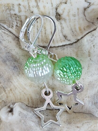 Kinder Ohrringe Ohrhänger Ohrschmuck mit weiss-hellgrünen Berry Acrylperlen silbernen Metall Sternenanhänger Brisuren aus 925 Silber