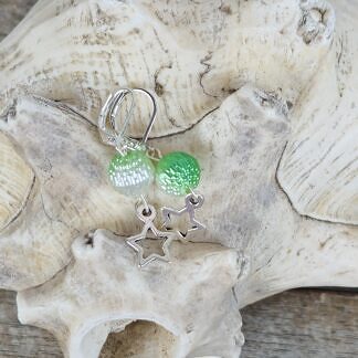 Kinder Ohrringe Ohrhänger Ohrschmuck mit weiss-hellgrünen Berry Acrylperlen silbernen Metall Sternenanhänger Brisuren aus 925 Silber