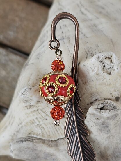 Lesezeichen Buchzeichen Antiksilber Bronze aus Metall mit handgemachter roter indonesischer Schmuckperle mit roten Strassteinen und goldenen Ornamenten und roten Shamballa Glitzerperlen
