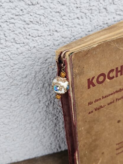 Lesezeichen Buchzeichen Antiksilber Bronze aus Metall mit handgemachter weisser indonesischer Schmuckperle mit türkis Strassteinen und goldenen Ornamenten und orangen Shamballa Glitzerperlen