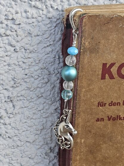 Lesezeichen Buchzeichen Antiksilber Feder mit Einhornkopfanhänger aus Metall durchsichtigen Acrylperlen mit silbernen Sternchen türkis Acryl- und Glanzperlen