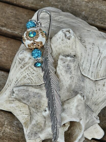 Lesezeichen Buchzeichen Antiksilber Feder aus Metall mit weisser handgemachter indonesischer Schmuckperle mit türkis Strasssteinen & goldenen Ornamenten und türkis Shamballa Glitzerperlen