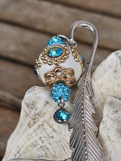 Lesezeichen Buchzeichen Antiksilber Feder aus Metall mit weisser handgemachter indonesischer Schmuckperle mit türkis Strasssteinen & goldenen Ornamenten und türkis Shamballa Glitzerperlen