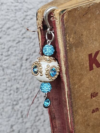 Lesezeichen Buchzeichen Antiksilber Feder aus Metall mit weisser handgemachter indonesischer Schmuckperle mit türkis Strasssteinen & goldenen Ornamenten und türkis Shamballa Glitzerperlen