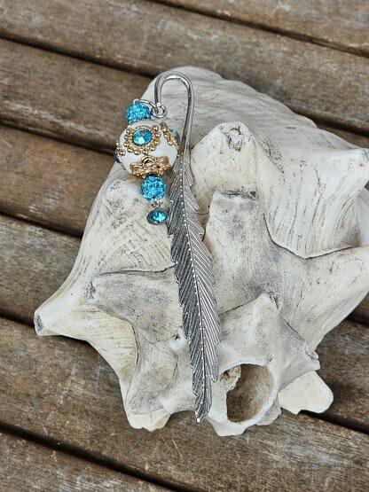 Lesezeichen Buchzeichen Antiksilber Feder aus Metall mit weisser handgemachter indonesischer Schmuckperle mit türkis Strasssteinen & goldenen Ornamenten und türkis Shamballa Glitzerperlen