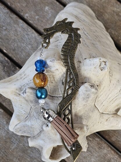 Lesezeichen Buchzeichen Bronze Drache mit braunem Quastenanhänger aus Wildlederimitiat dunkelblauen Glanz- und Glasperlen weissen Papillonperlen brauner Glanz Acrylperle