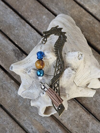Lesezeichen Buchzeichen Bronze Drache mit braunem Quastenanhänger aus Wildlederimitiat dunkelblauen Glanz- und Glasperlen weissen Papillonperlen brauner Glanz Acrylperle