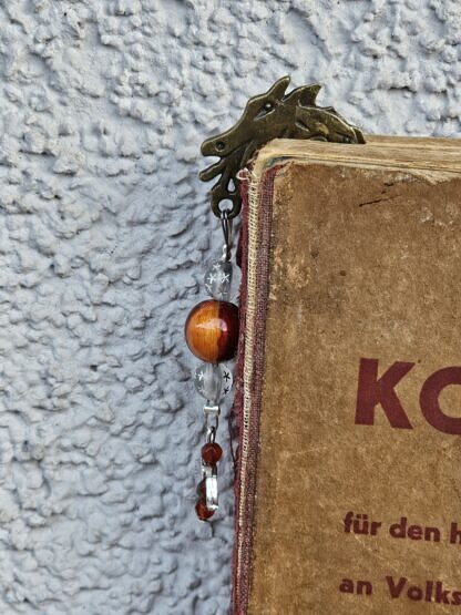Lesezeichen Buchzeichen Bronze Drache mit Engelanhänger mit roten Karneol Edelsteinperlen durchsichtigen Acrylperle mit silbernen Sternchen roter Acryl Glanzperle