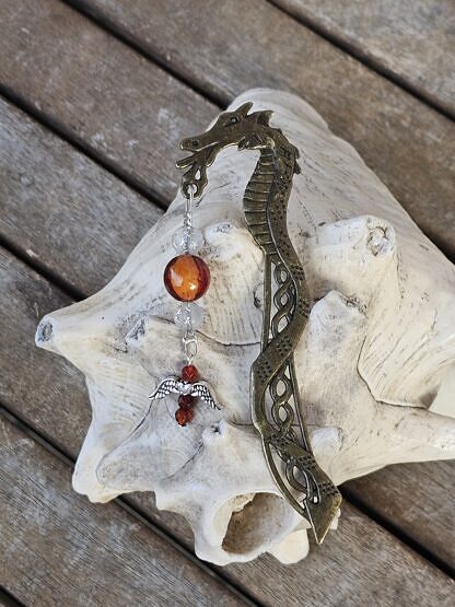 Lesezeichen Buchzeichen Bronze Drache mit Engelanhänger mit roten Karneol Edelsteinperlen durchsichtigen Acrylperle mit silbernen Sternchen roter Acryl Glanzperle