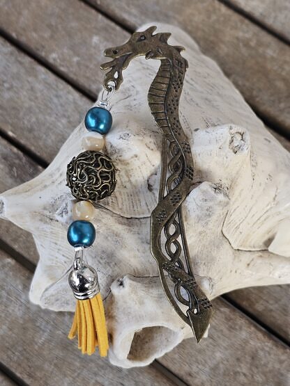 Lesezeichen Buchzeichen Bronze Drache mit gelbem Quastenanhänger aus Wildlederimitiat dunkelblauen Glanzperlen ockergelb-weissen Glasperlen und bronze Drahtperle