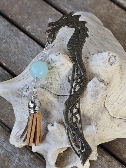 Lesezeichen Buchzeichen Bronze Drache mit mokka Quastenanhänger aus Wildlederimitiat hellblauer Acrylperle durchsichtigen Acrylperlen mit silbernen Sternchen