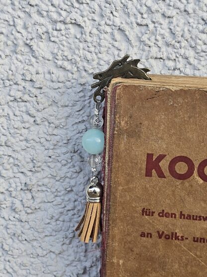 Lesezeichen Buchzeichen Bronze Drache mit mokka Quastenanhänger aus Wildlederimitiat hellblauer Acrylperle durchsichtigen Acrylperlen mit silbernen Sternchen