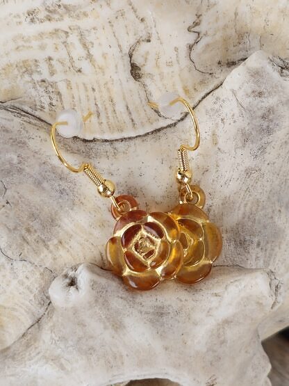 Kinder Ohrringe Ohrhänger Ohrschmuck mit hellbraunen Blumenanhänger mit goldfarbenem Motiv Ohrhaken aus 14 Karat Gold