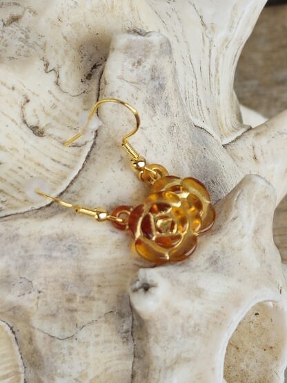 Kinder Ohrringe Ohrhänger Ohrschmuck mit hellbraunen Blumenanhänger mit goldfarbenem Motiv Ohrhaken aus 14 Karat Gold