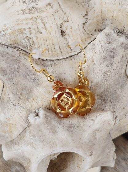 Kinder Ohrringe Ohrhänger Ohrschmuck mit hellbraunen Blumenanhänger mit goldfarbenem Motiv Ohrhaken aus 14 Karat Gold