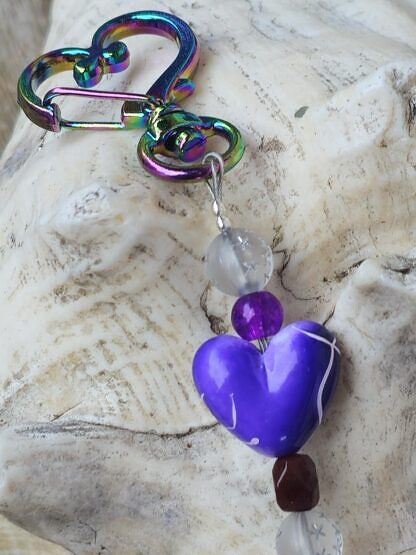 Schlüsselanhänger mit Einhorn mit lilaweissem emaillierten Einhornanhänger violetter Herz Acrylperle durchsichtigen Acrylperlen mit Sternen violetter und dunkelroter Glasperle