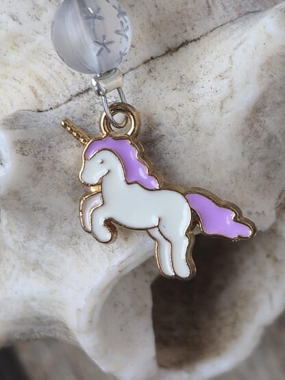 Schlüsselanhänger mit Einhorn mit lilaweissem emaillierten Einhornanhänger violetter Herz Acrylperle durchsichtigen Acrylperlen mit Sternen violetter und dunkelroter Glasperle