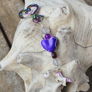 Schlüsselanhänger mit Einhorn mit lilaweissem emaillierten Einhornanhänger violetter Herz Acrylperle durchsichtigen Acrylperlen mit Sternen violetter und dunkelroter Glasperle