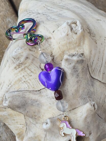 Schlüsselanhänger mit Einhorn mit lilaweissem emaillierten Einhornanhänger violetter Herz Acrylperle durchsichtigen Acrylperlen mit Sternen violetter und dunkelroter Glasperle