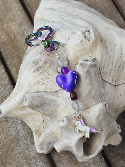 Schlüsselanhänger mit Einhorn mit lilaweissem emaillierten Einhornanhänger violetter Herz Acrylperle durchsichtigen Acrylperlen mit Sternen violetter und dunkelroter Glasperle